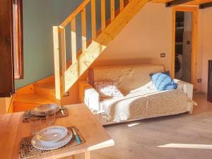 奥梅尼亚Canova Piano Primo - Cosy Studio Lake Orta Area的客厅里有一张沙发和一张桌子。