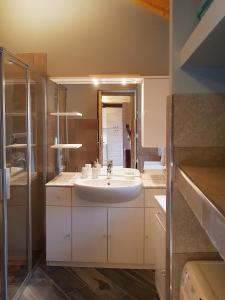 奥梅尼亚Canova Piano Primo - Cosy Studio Lake Orta Area的一间白色浴室，配有洗手池和镜子。