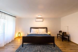 Postel nebo postele na pokoji v ubytování Country House Badacsony - Happy Rentals