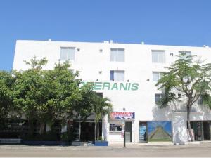 un edificio blanco con un cartel en el costado en Hotel Soberanis, en Cancún