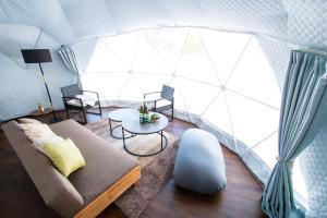 Posezení v ubytování YUKARA Glamping 北海道大沼公園