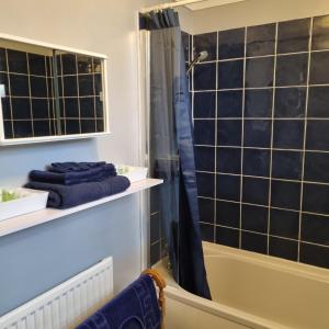 Et badeværelse på Primrose Cottage