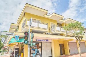 a yellow building on a street with a traffic light at Casa Ameris by Affitti Brevi Rimini in Rimini