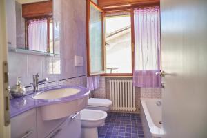 a bathroom with a sink and a toilet and a window at Casa Ameris by Affitti Brevi Rimini in Rimini +13 photos