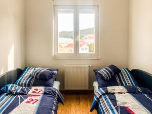 Una sala de estar con dos sofás y una ventana. en Sailor’s Suite, en Betina