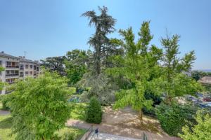 an overhead view of trees in a park at Cette Maison est la Vôtre in Suresnes