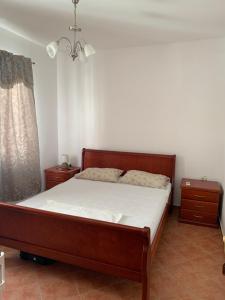 Un dormitorio con una cama grande con sábanas blancas. en Apartments Boffi, en Ulcinj