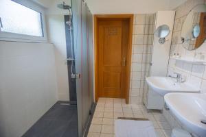 Ένα μπάνιο στο Traumferienwohnung an der Mosel - Gabi Schöneberg +32 φωτογραφίες