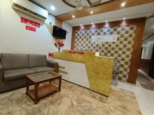 Гостиная зона в Hotel Time Gold Near Domestics Airport