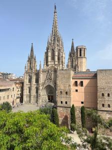 una gran catedral con torres y agujas en Habitacion Privada en APARTAMENTO COMPARTIDO, en Barcelona