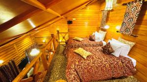 a bedroom with two beds in a log cabin at Queenswood Cottage in Nuwara Eliya