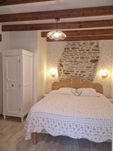 Postel nebo postele na pokoji v ubytování La Bastide du Moulin - Mont St Michel