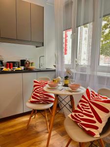 Køkken eller tekøkken på Special 1 Bed room Condo Warszawa Center