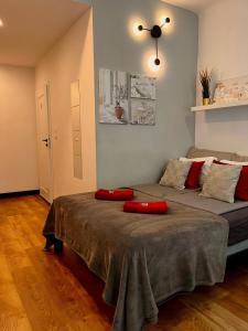 En eller flere senge i et værelse på Special 1 Bed room Condo Warszawa Center