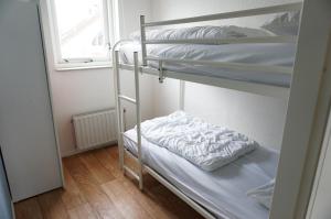 a room with two bunk beds and a window at Kustverhuur, Vakantiepark Fort Soleil 60 in Breskens