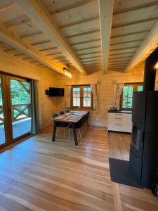 a dining room with a table in a cabin at Soliński Zając in Werlas