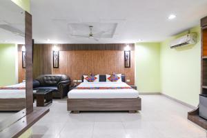 Ένα ή περισσότερα κρεβάτια σε δωμάτιο στο Via Raj Residency II