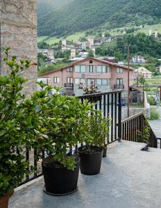 Vista generica sulle montagne o vista sulle montagne dall'interno dell'affittacamere