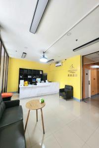 Kuchyň nebo kuchyňský kout v ubytování Qingqing Hotel Pasay Manila near MOA