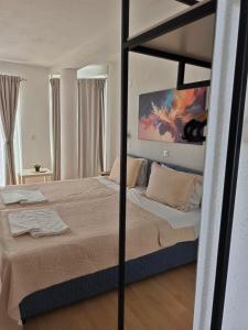 1 dormitorio con 1 cama grande con marco negro en Apartments Gugoski, en Ohrid