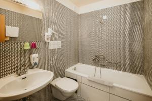 A bathroom at Hotel Kernwirt Még 18 kép