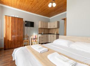 Letto o letti in una camera di Guest House Nikala