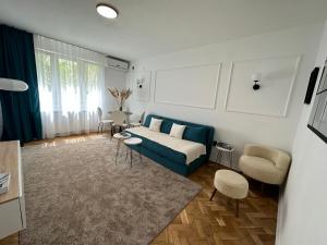 a living room with a blue couch in a room at Banovo Brdo Premium in Čukarica