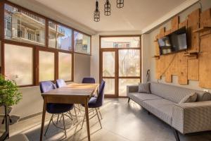 un soggiorno con un divano e un tavolo di Guest House Nikala a Mestia