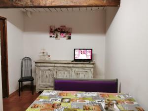 a dining room with a table and a tv on a wall at Studio Loft in Belgentier