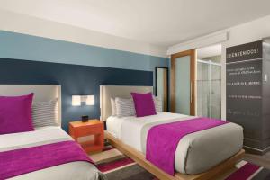 Ein Bett oder Betten in einem Zimmer der Unterkunft TRYP by Wyndham Isla Verde