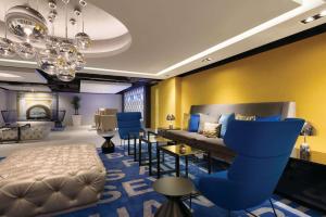 Ein Sitzbereich in der Unterkunft TRYP by Wyndham Isla Verde