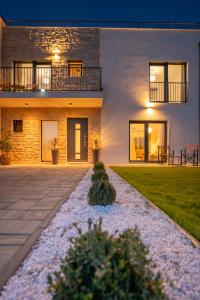 una casa con un camino enfrente en Rooftop Holiday House, en Brodarica