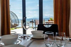 a table with wine glasses and a table with a view at Domek u Chmielaków-Huba z widokiem na Jezioro Czorsztyńskie Tatry Balia in Huba