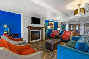 a living room filled with furniture and a fireplace at Comfort Suites Redding - Shasta Lake in Redding