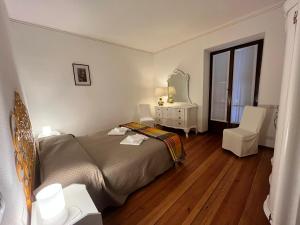 Un dormitorio con una cama, una cómoda y un espejo. en Bed & Breakfast - Ca' Broni, en Domodossola