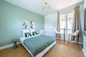 En eller flere senge i et værelse på Studio coloré Entre Versailles et Paris