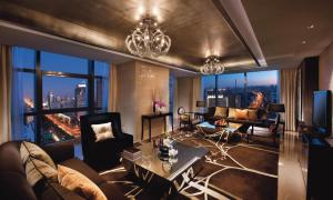 北京北京燕京饭店Yanjing Hotel的可以看到城市景观的客厅