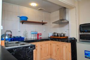 una cucina con un lavello e un piano di lavoro di Big Bang Hôtel Behoririka a Antananarivo