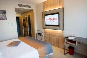 Ένα ή περισσότερα κρεβάτια σε δωμάτιο στο Ramada by Wyndham Ramnicu Valcea