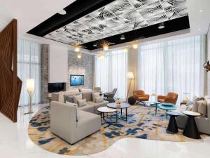 Uma área de estar em Adagio Premium The Palm
