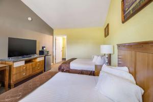 Postel nebo postele na pokoji v ubytování Rodeway Inn Casper