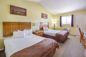 Postel nebo postele na pokoji v ubytování Rodeway Inn Casper