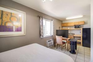 Kuchyň nebo kuchyňský kout v ubytování Rodeway Inn Casper