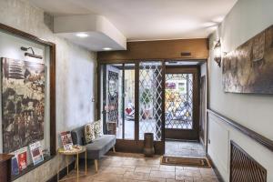 a hallway with a door with a couch and a window at Hotel Il Convento in Naples