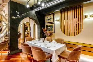 a dining room with a table and chairs at Pansion Zlatna ribica in Brodarica