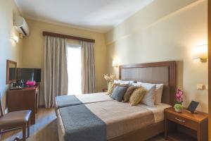 ein Schlafzimmer mit großem Bett und Fenster in der Unterkunft Hotel Marina in Athen