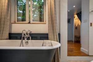 eine Badewanne im Bad mit 2 Fenstern in der Unterkunft My Little House in Paris * Hypercentre * Climatisé in Paris + 28 Fotos