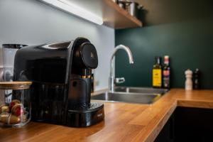 eine Kaffeemaschine auf einer Küchentheke in der Unterkunft My Little House in Paris * Hypercentre * Climatisé in Paris