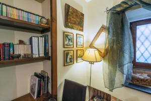 um candeeiro num quarto com uma janela e estantes em Hotel Il Convento em Nápoles