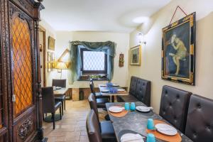 uma sala de jantar com mesa e cadeiras em Hotel Il Convento em Nápoles